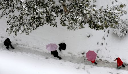 Flights delayed, passengers stranded as snow hits Xi'an