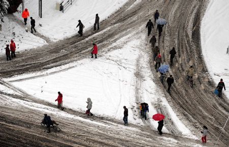 Flights delayed, passengers stranded as snow hits Xi'an