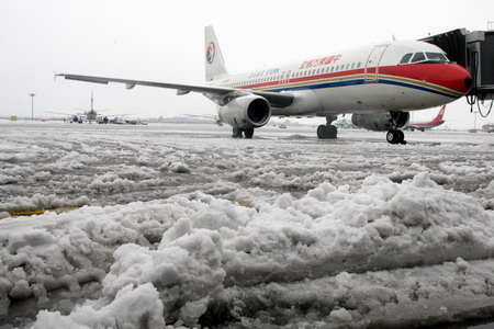 Flights delayed, passengers stranded as snow hits Xi'an