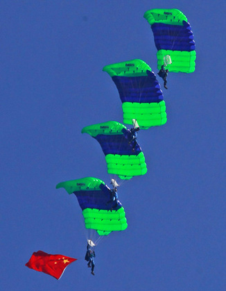 Parachute jumpings mark 10 years after Macao's return