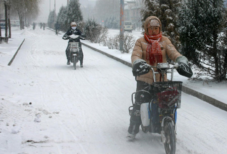 Heavy snow sweeps Beijing and other regions