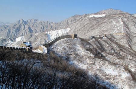 Heavy snow blankets magnificent Great Wall