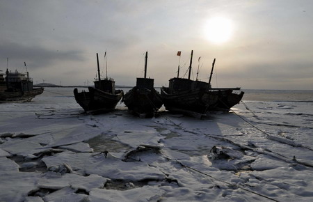 500 fishing boats stranded on sea ice