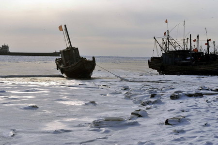 500 fishing boats stranded on sea ice