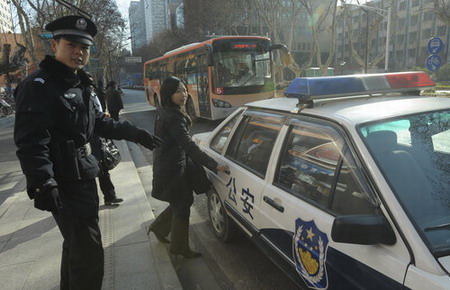 Police conduct bank escorts in E.China