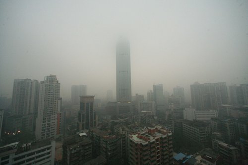 Heavy fog envelops S China