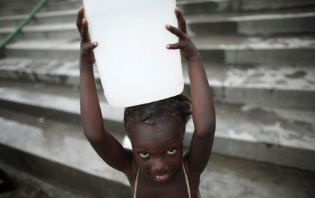 World struggles to distribute food in Haiti