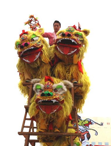 Breathtaking lion dance on knives