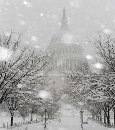 Snow piles up, paralyzing US capital