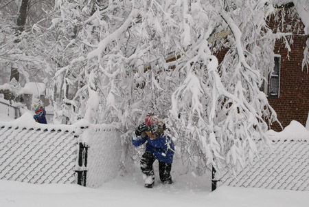 Snow piles up, paralyzing US capital