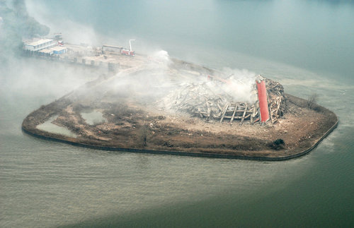 Former four-star hotel demolished in E.China