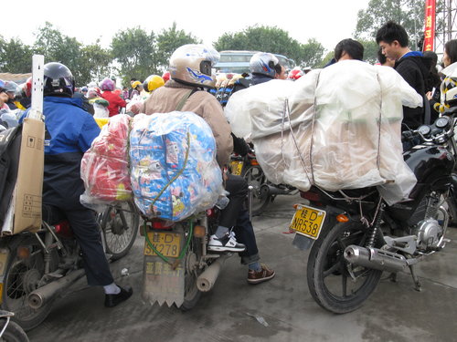 100,000 migrant workers motorbike home