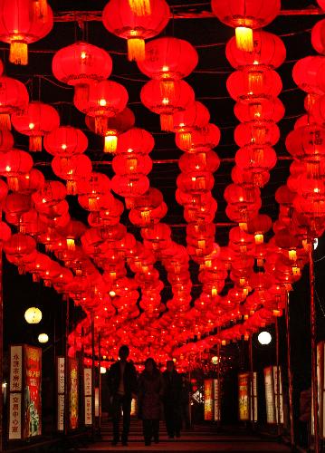 Spring Festival lanterns light up N China