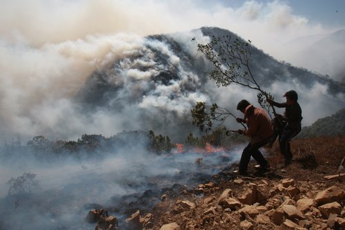 4,700 firefighters battle mountain blaze