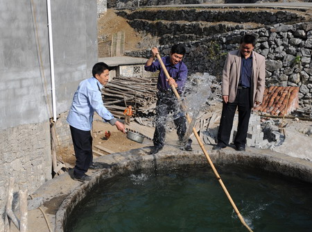 Guangxi farmers fight against drought