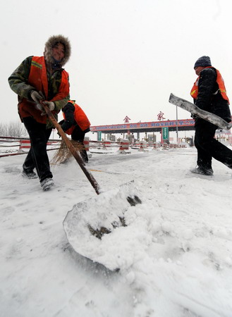 Highways closed due to snowfall in NE China