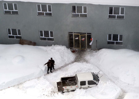 Helicopters rescue the trapped in Xinjiang