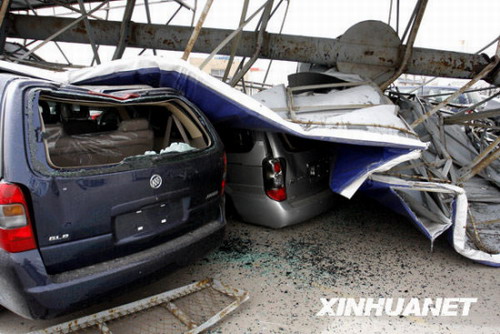 Fallen giant billboard crushes ten cars in Jinan