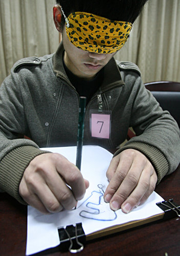 Push-up tests on job fair in Wuhan