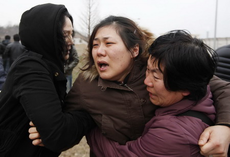 Search for missing ROK sailors continues, relatives weep