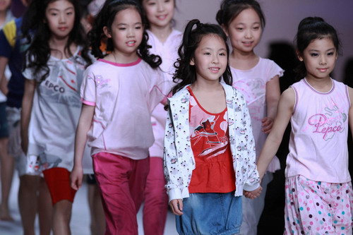 Child fashion models light up the stage