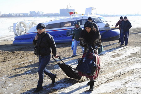 Hovercraft service opens on China-Russia border