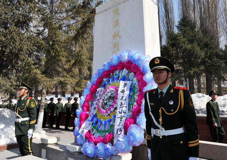 Soldiers pay tribute to martyrs in Xinjiang