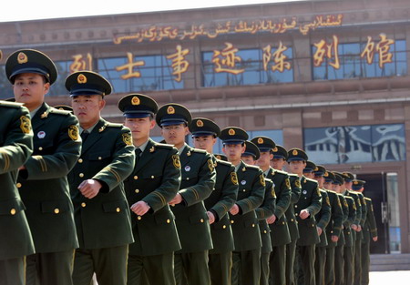 Soldiers pay tribute to martyrs in Xinjiang