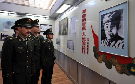 Soldiers pay tribute to martyrs in Xinjiang