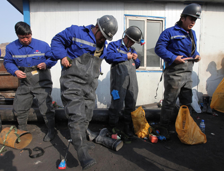 Rescuers enter flooded coal mine in Shanxi