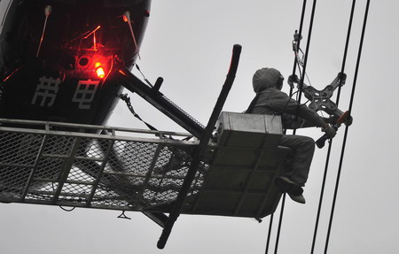 In-flight live-wire maintenance in Wuhan