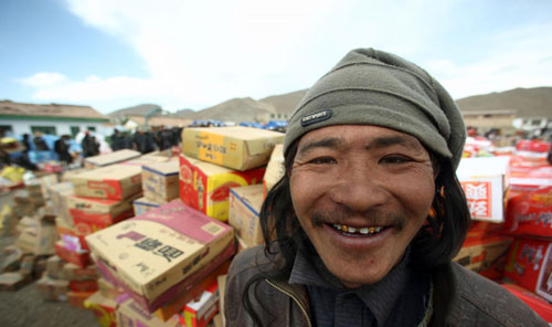 Villagers in Longbao welcome supplies