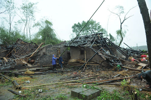 Strong gales, heavy rain hit Chongqing