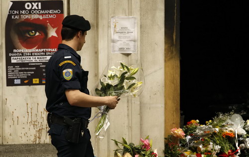 Greeks pray for good to three killed in protest