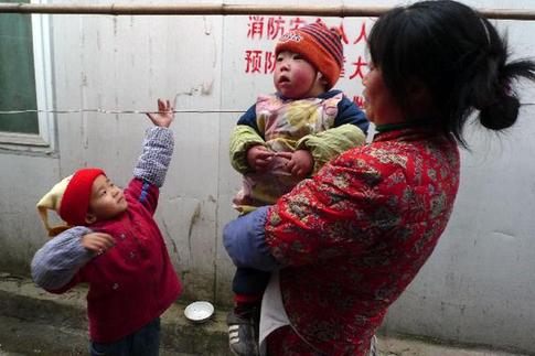Orphan photographers' lens on Wenchuan
