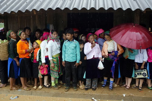 Queue to seek love in Vietnam's love market