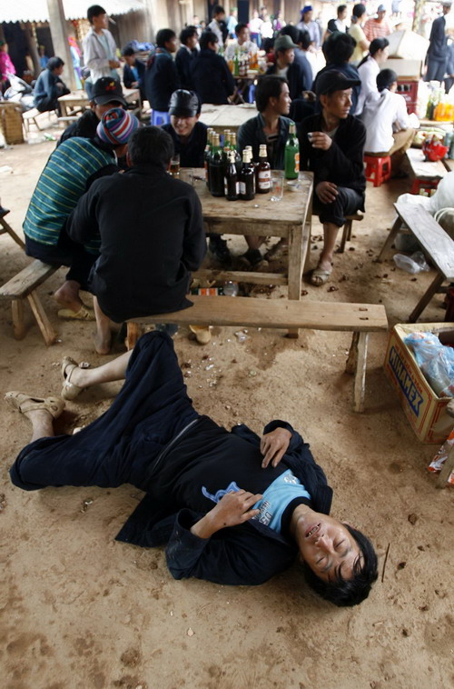 Queue to seek love in Vietnam's love market