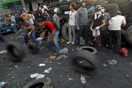 Thai troops mobilizing to disperse red shirts