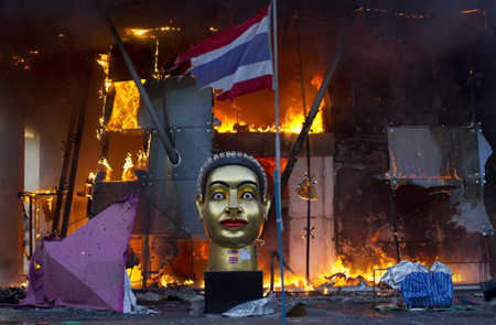 Rioting rages through Bangkok after fresh clashes