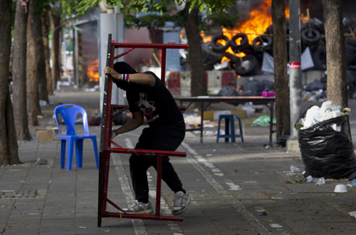 Rioting rages through Bangkok after fresh clashes