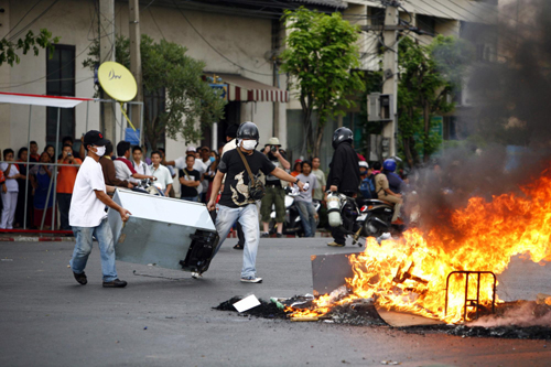 Rioting rages through Bangkok after fresh clashes