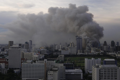 Rioting rages through Bangkok after fresh clashes