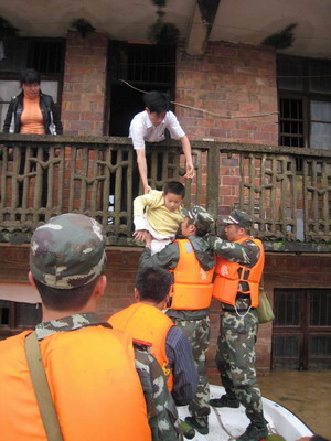 Over 165,000 evacuated in South China floods