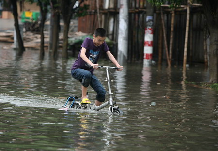 Over 165,000 evacuated in South China floods