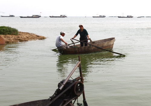 China's fifth biggest lake hit by bacteria