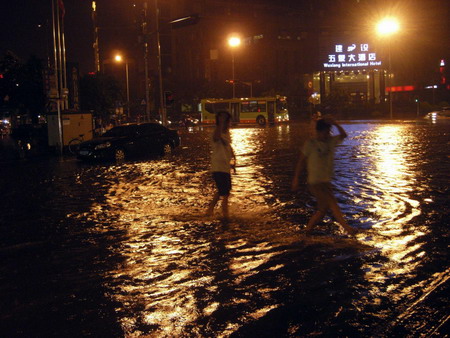 Rainstorms flood streets in S China city