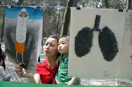 Volunteers promote World No Tobacco Day in E China