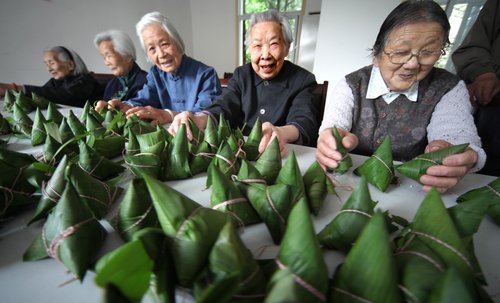 Octogenarians show off their zongzi skills