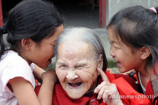 Mature villagers share some zongzi time