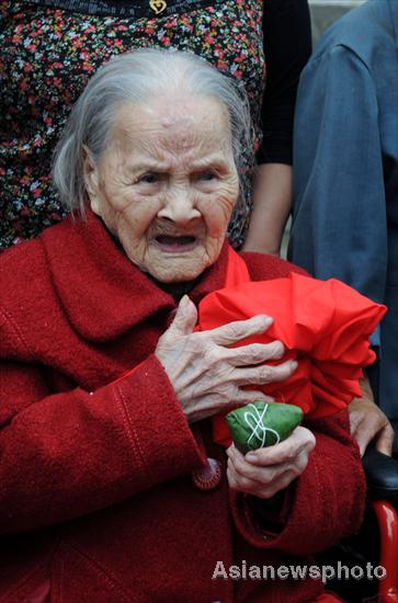 Mature villagers share some zongzi time